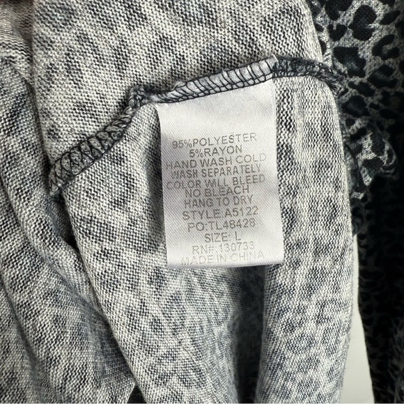 Umgee Woman's V-Neck Black Animal Print Sweater Size L - Picture 5 of 6